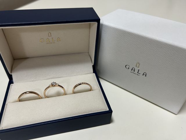 婚約指輪は普段使いも出来るようなデザインを選びました。