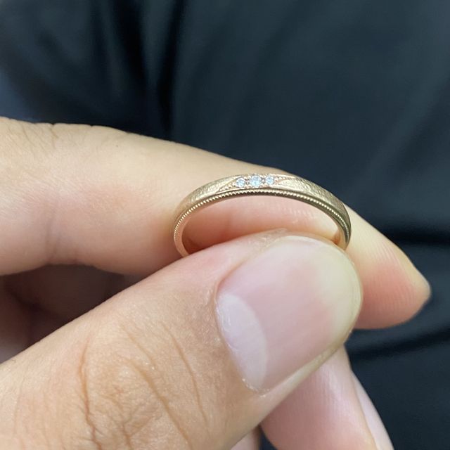 ピンクゴールドの素材にミルグレイン加工をしました