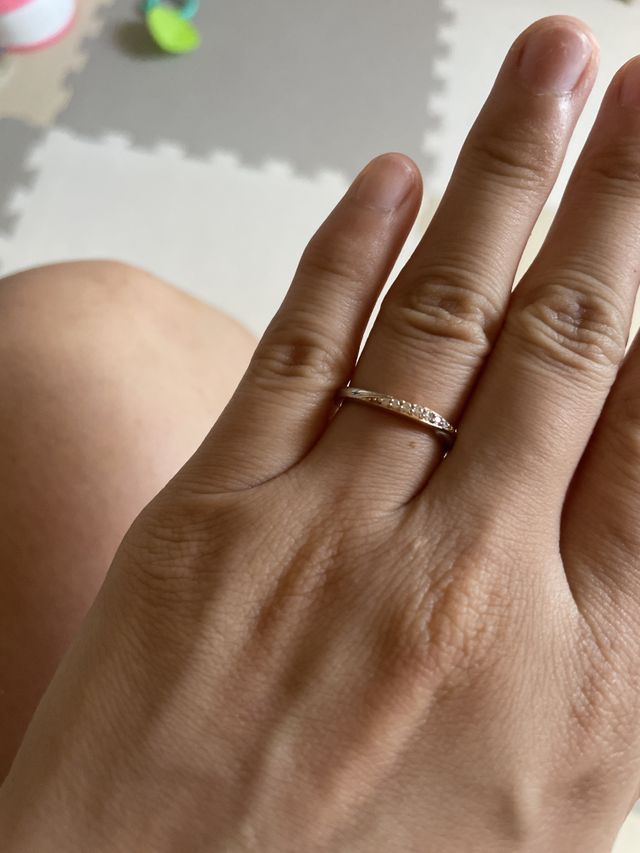 表はピンクゴールドにダイヤがしきつまっていて、裏側はプラチナ