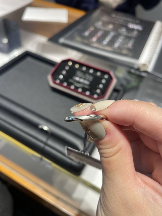 彼氏の分の指輪を決めている時に肌の色に合うのを選んでいました