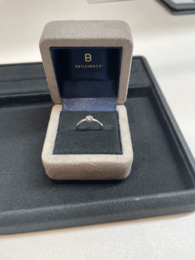 サイドストーンで華やかさを考え、選び抜きました。