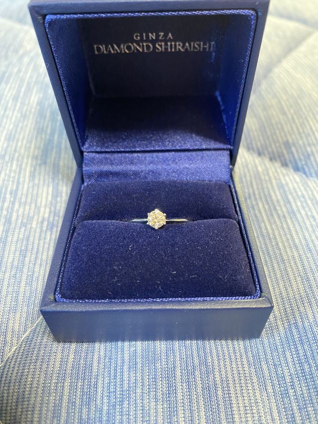 0.24カラットのプロポーズリングです。