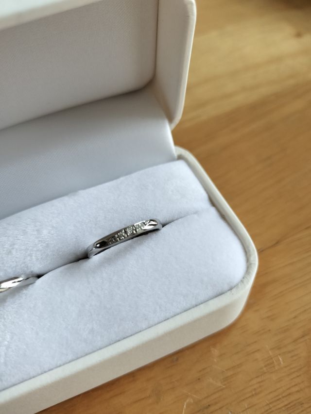 レディース
2.2mm幅、内丸加工
ダイヤモンド5石斜め入れ