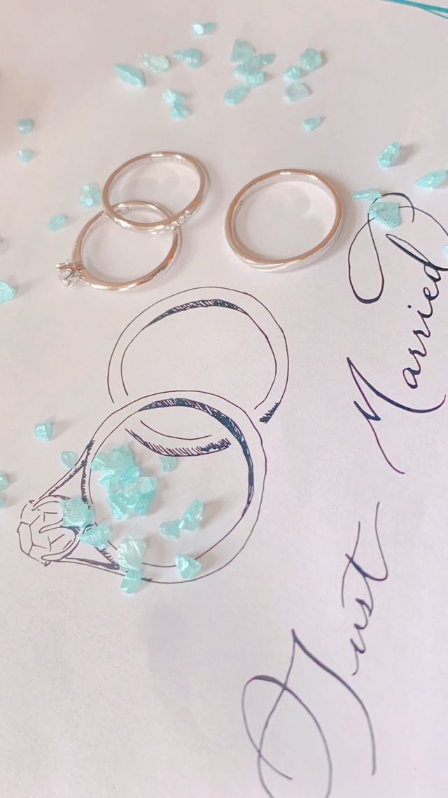 指輪を婚姻届の上に置いてカラーの石を散りばめて撮りました。