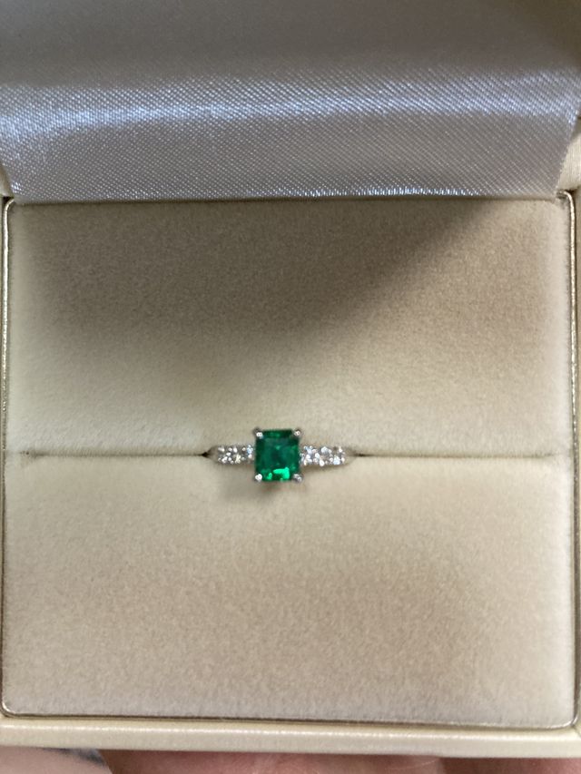 エメラルドを中央に、サイドにダイヤモンドをあしらっています。