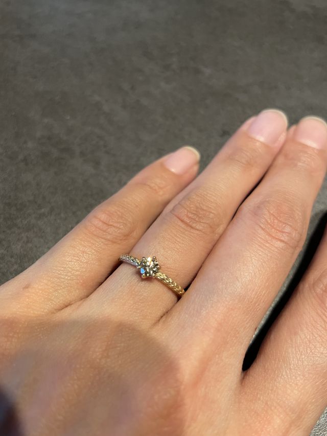 ブラウンダイヤです。
リングのデザインはbraidです。