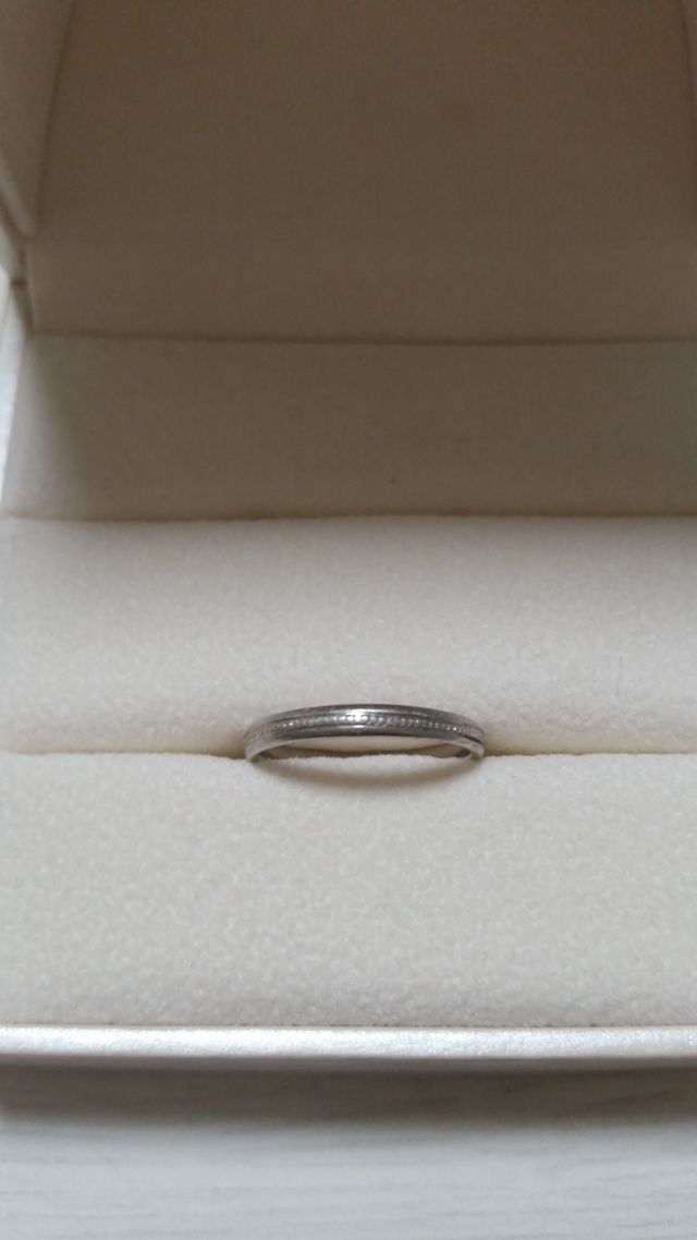 結婚指輪です。中には私の誕生石をいれてもらいました。