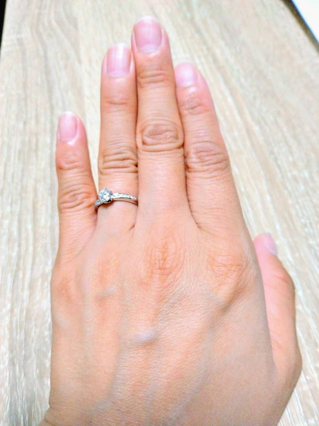 どの角度から見てもダイヤが輝いて見えます