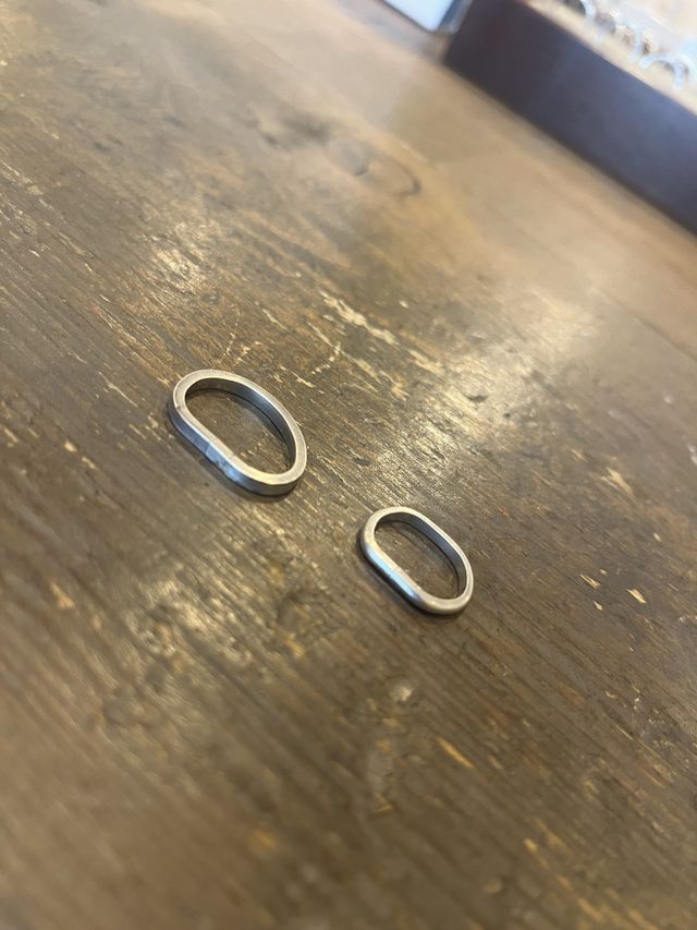 熱した後、形を整える前の指輪
