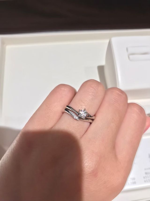 花と葉をイメージしていて、つけるとセットになって可愛い。

