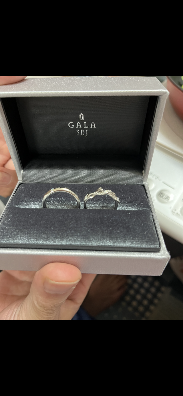 帰って早速あけてみました。ダイヤがキラキラと輝いて素敵です。