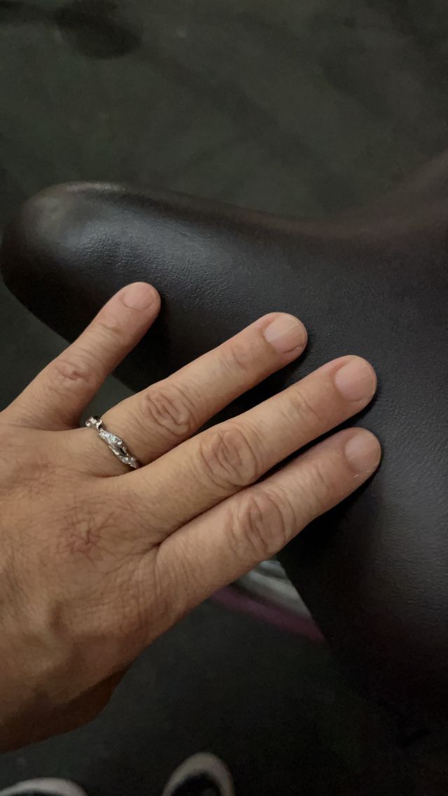 夜に外で撮ってみました。暗い中でもキラキラと輝いてます。