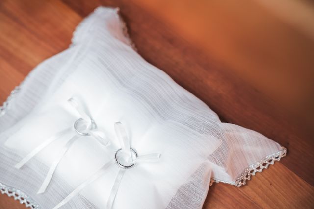 結婚式で取っていただいた指輪のみ写真