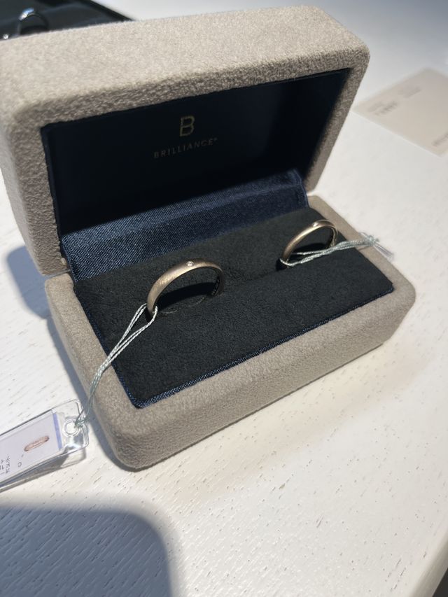 オーバルダイヤモンドサティーン、色味はシャンパンゴールド。