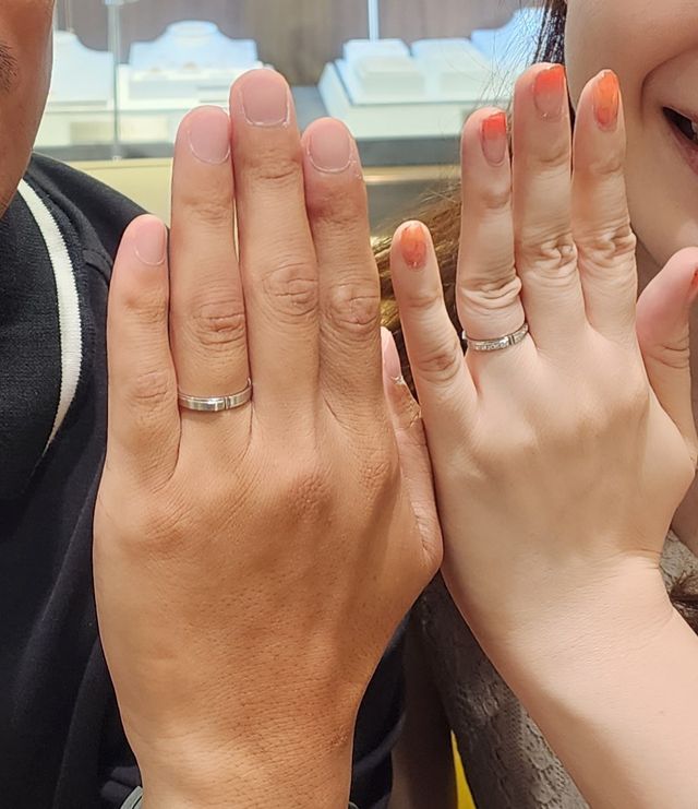 女性の方はダイヤモンドがキラキラしててキレイです。