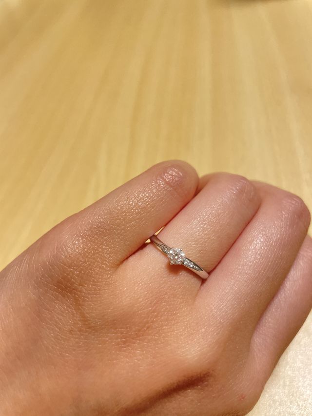 ダイヤモンドが光に反射してキラキラ光るのがとても可愛いです。