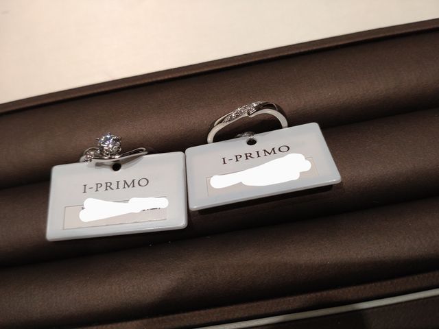 左側の指輪です