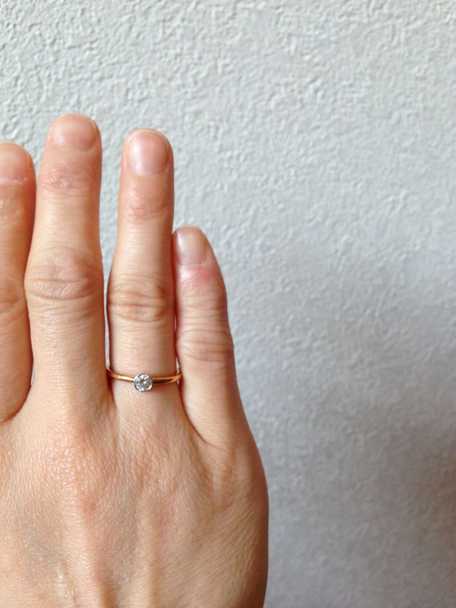 シンプルな形。手が小さく指の短い私でも気にならない大きさ。