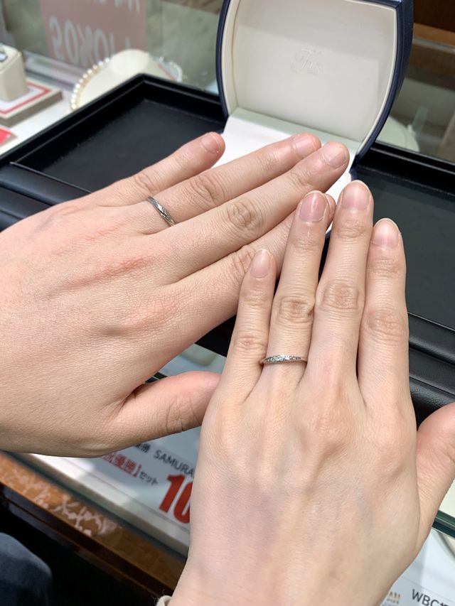 ウェーブのようなワンポイントデザインが可愛いです。