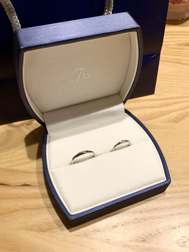 紺色のリングボックスに入れていただきました。