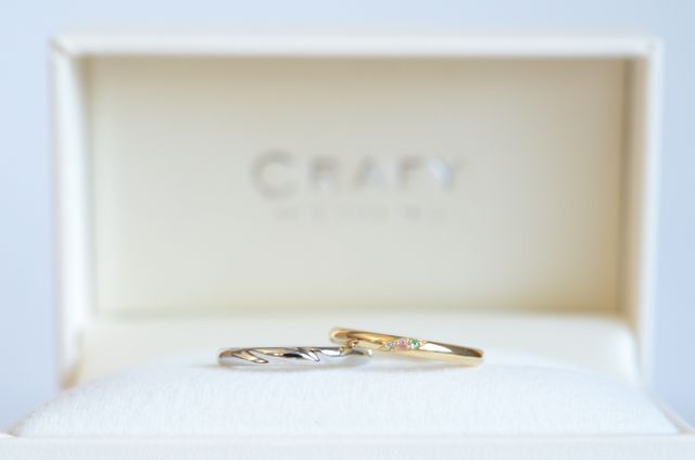 新郎の指輪はシンプルに新婦の方にお互いの誕生石を入れました。