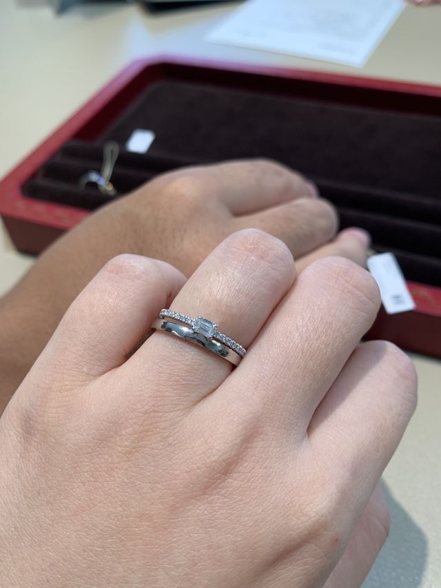 結婚指輪はバレリーナウェディングリングです。