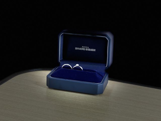 夫婦の結婚指輪を一つのケースにいれられています。