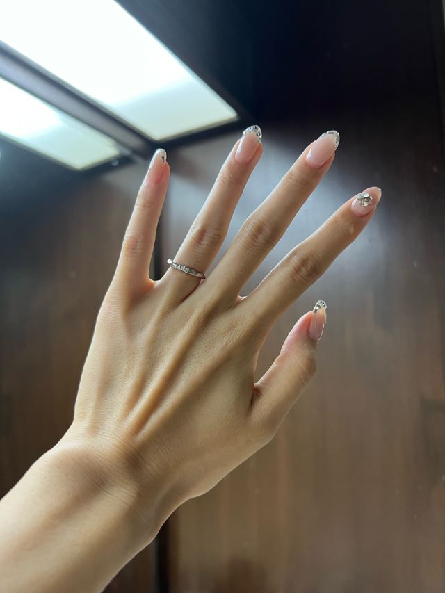 キラキラが好きで、結婚指輪にも石が施されたものを選びました。