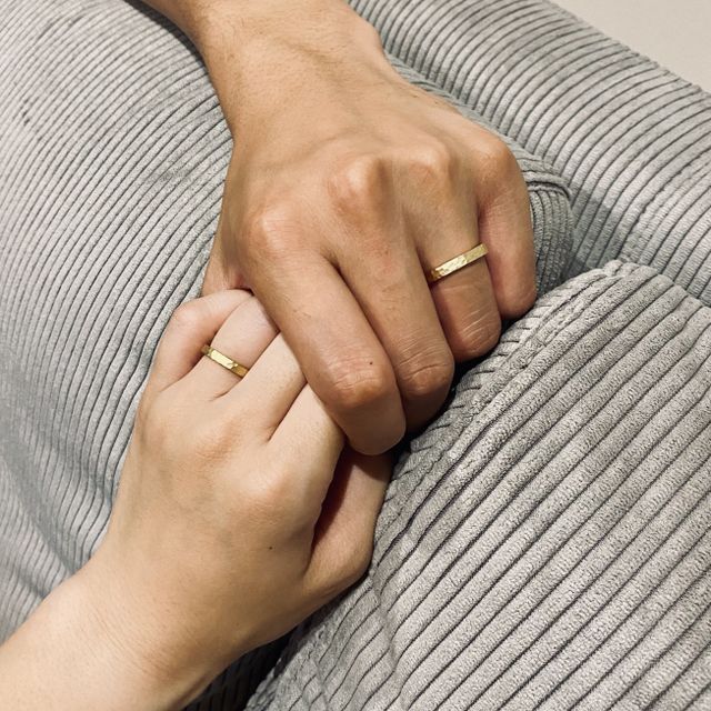 槌目は職人さんが手打ちで施したものです。