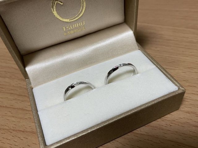 手作りの結婚指輪です。石を表に3つ、内側に1つ入れています。