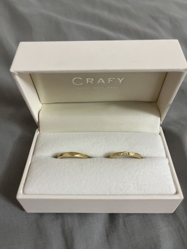 女性用はダイヤを５つ。男性用は内側に誕生石をいれてます。