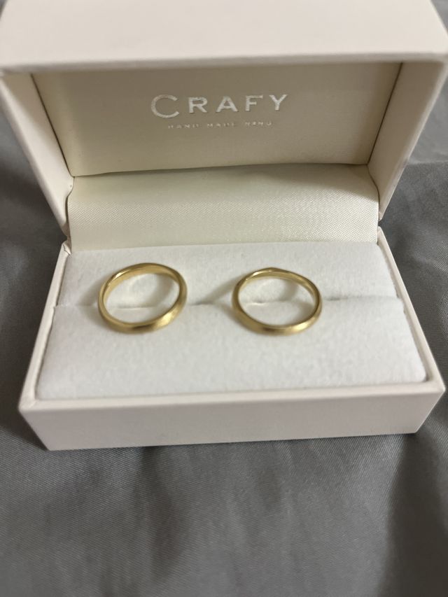 リングの外側をざらざらに見える加工をしています。