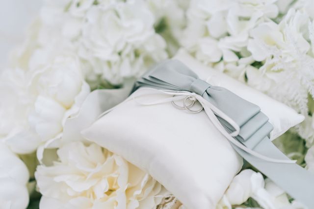 結婚式の時のリングピローと一緒に撮ってもらった写真です