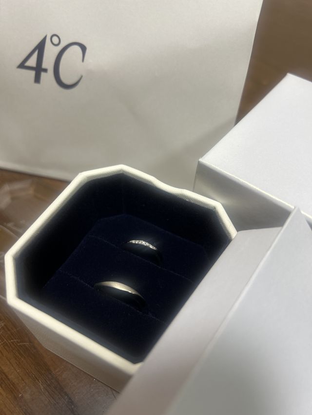 女性用はウエーブな形でデザインで男性用はマット加工のシンプル