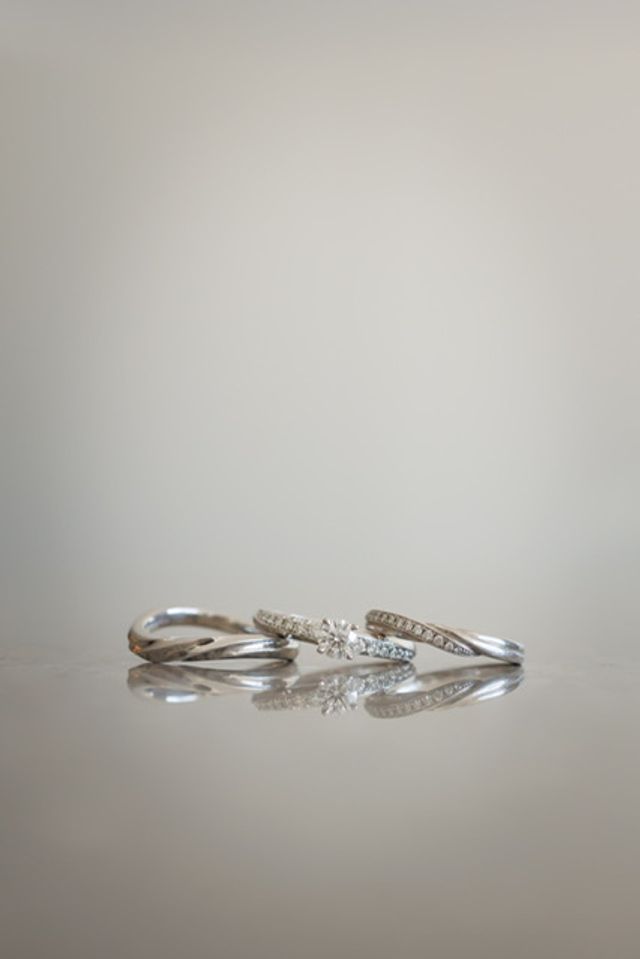 婚約指輪と並べて撮って頂きました。