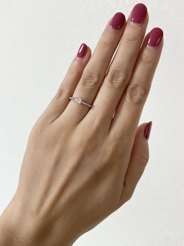 フェミニンになりすぎないシンプルなデザインです。