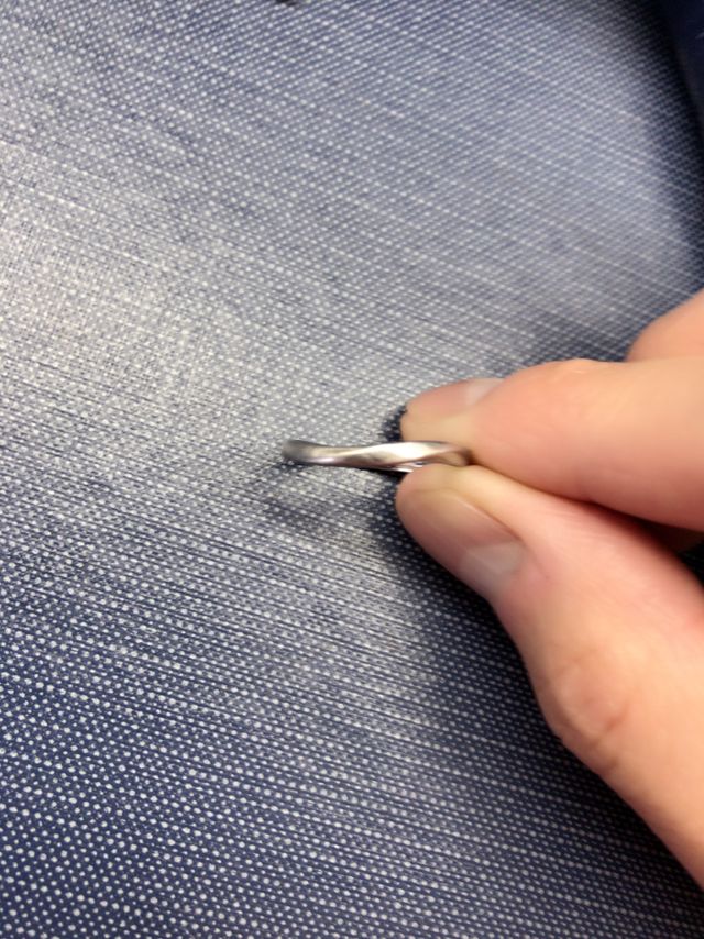 シンプルながらカーブの掛かったデザインが印象的です。