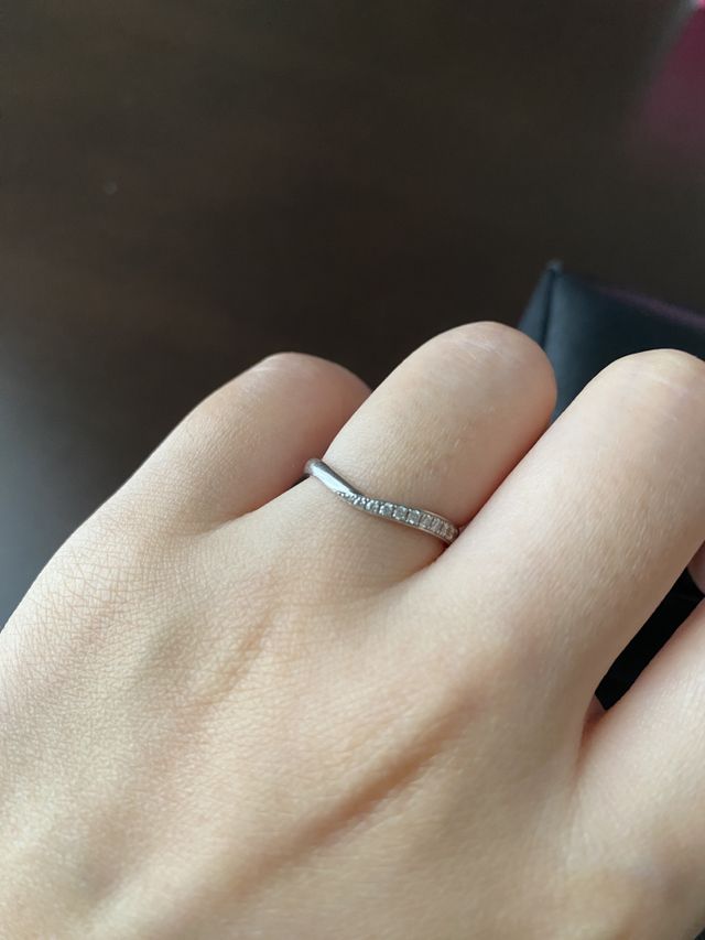 小さなダイヤ入りのデザインです。