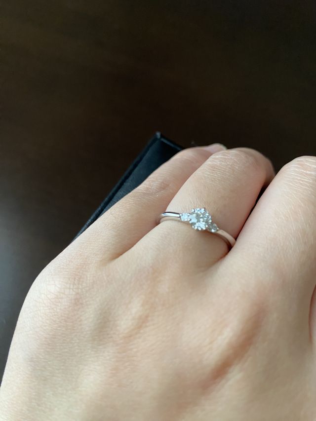 ダイヤが3つ並んだデザインを選びました。