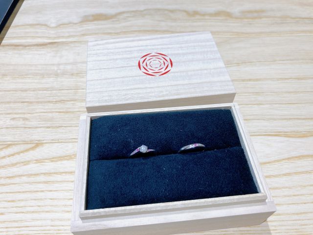 婚約指輪と結婚指輪のセットで、「風結」というデザインです。