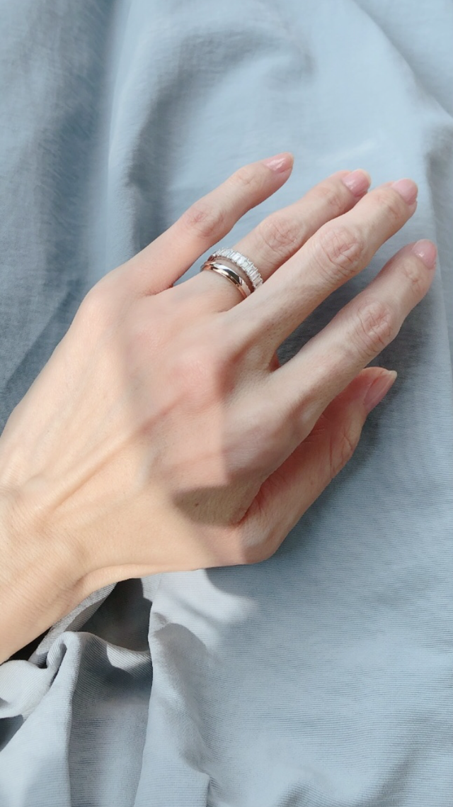 裏半面にすると婚約指輪との重ね付けも楽しめて嬉しいです♡