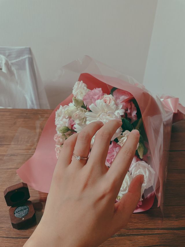 ダイヤ0.3ct.ピンク2ミリ幅ミルグレイン絞り爪タイプ、、