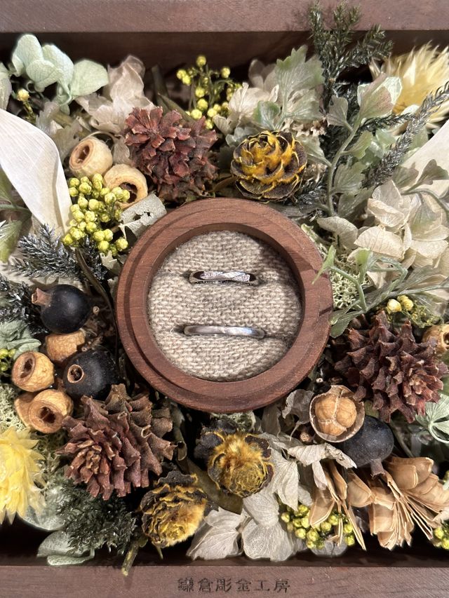 受け取り時。
男性はヘアライン加工のみ。女性はダイヤを追加