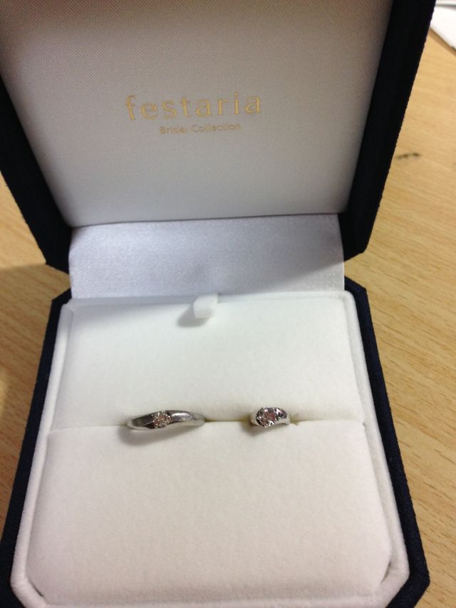 向かって左が結婚指輪。右はサービスでいただいたベビーリング