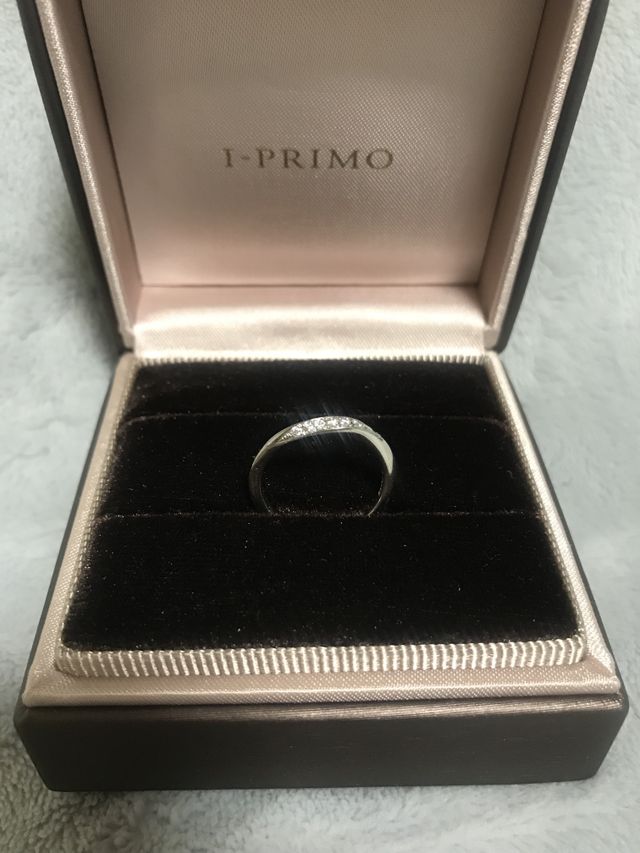 ウェーブラインなので、指を長く見せる効果アップの指輪です。