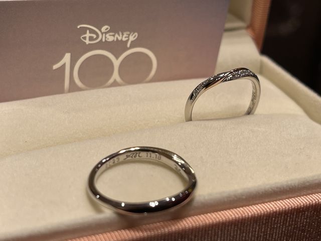 受け取りすぐの指輪写真。イニシャルと入籍日の刻印デザイン