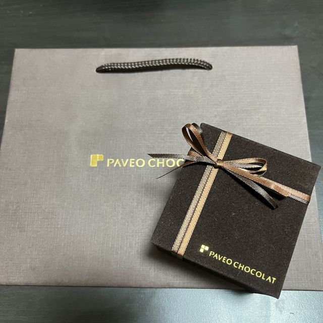 チョコレートが入ってるような可愛らしい入れ物でした。