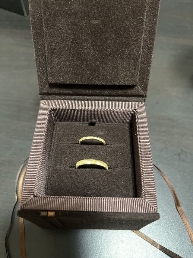 結婚指輪では珍しい形をしていて、色はゴールドです。