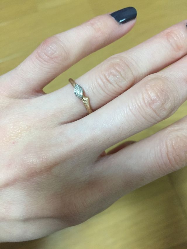 新婦用を指にはめた状態です。