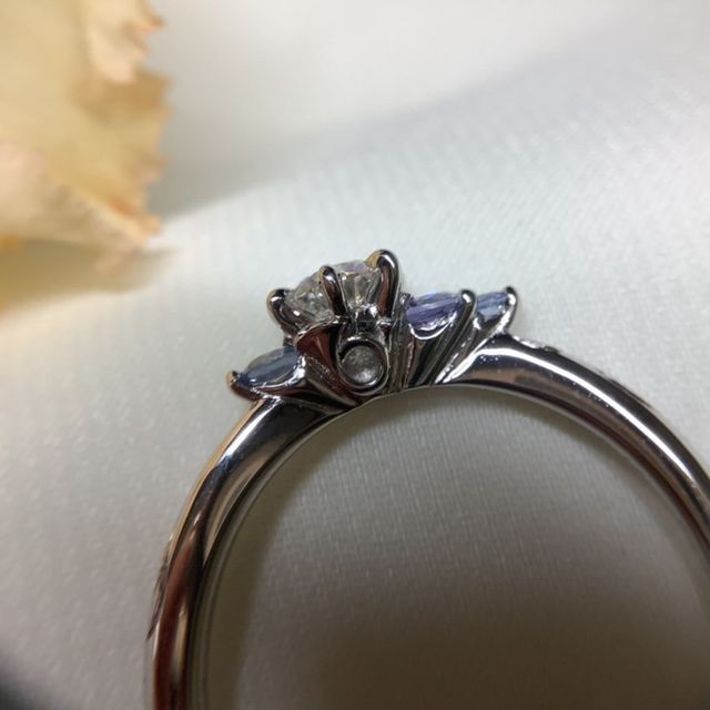 台座にお互いの趣味の楽器モチーフを入れていただきました